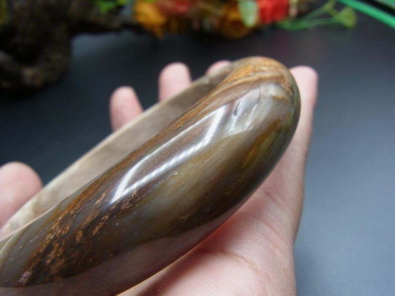รูปภาพที่3 ของสินค้า : กำไลข้อมือไม้กลายเป็นหิน ลายสวย