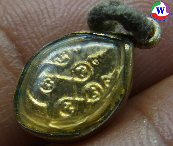 รูปภาพที่3 ของสินค้า : amulet พระเครื่อง 10.31 กรัม เหรียญพระแก้วมรกตจิ๋ว เนื้อโลหะลงยา วัดพระแก้ว กรอบไมครอนเก่า  น่าจะสร้างปี 2500