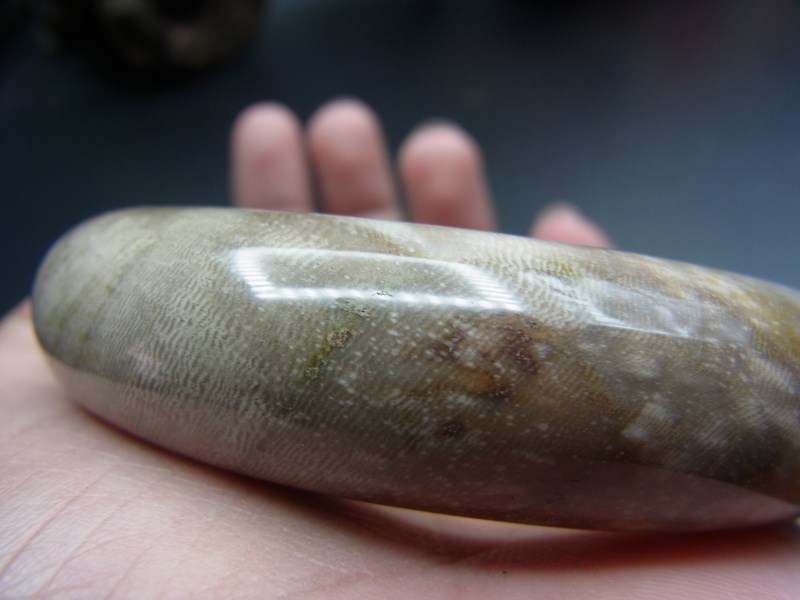 รูปภาพที่4 ของสินค้า : กำไลข้อมือไม้กลายเป็นหิน ลายสวย