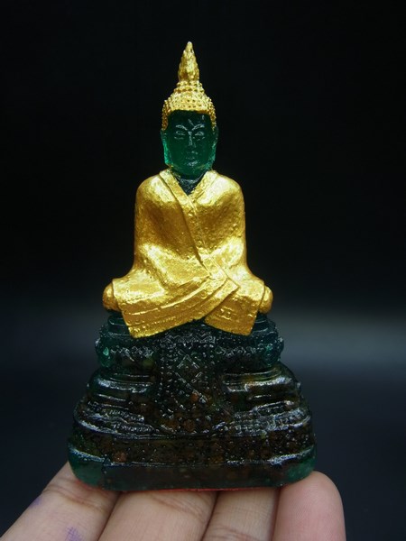รูปภาพที่4 ของสินค้า : รูปหล่อพระแก้วมรกต 3 ฤดู  มวลสารแร่เหล็กน้ำพี้
